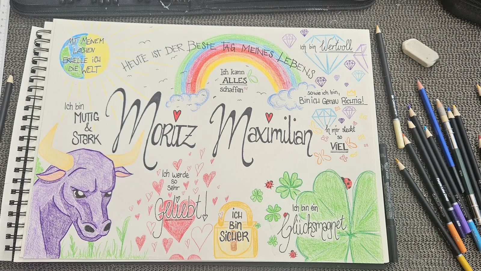 Handgestaltete Lettering-Seite mit Illustrationen für ein Kind namens Moritz Maximilian