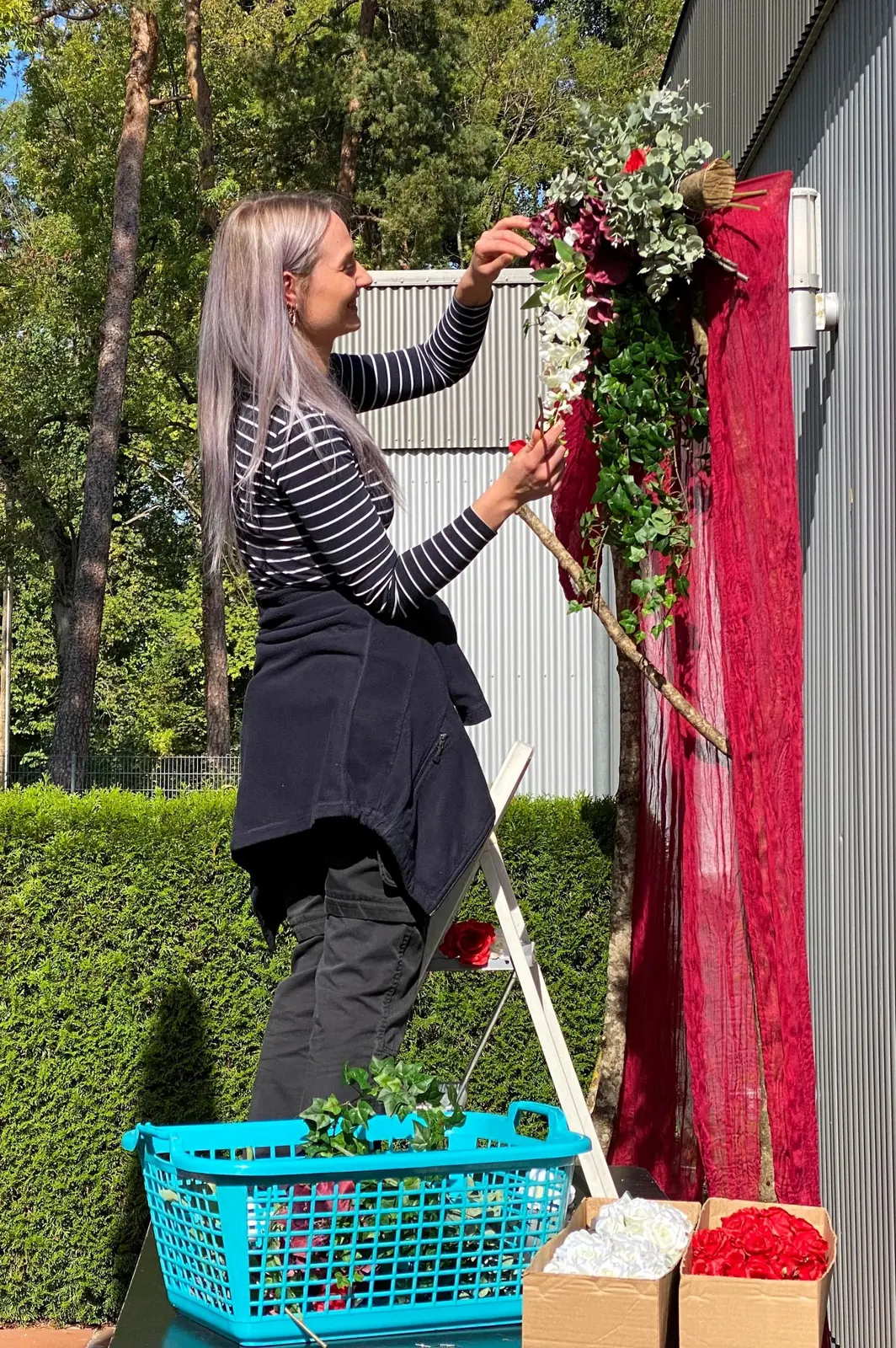 Nenna dekoriert eine Wand mit Stoffbahnen