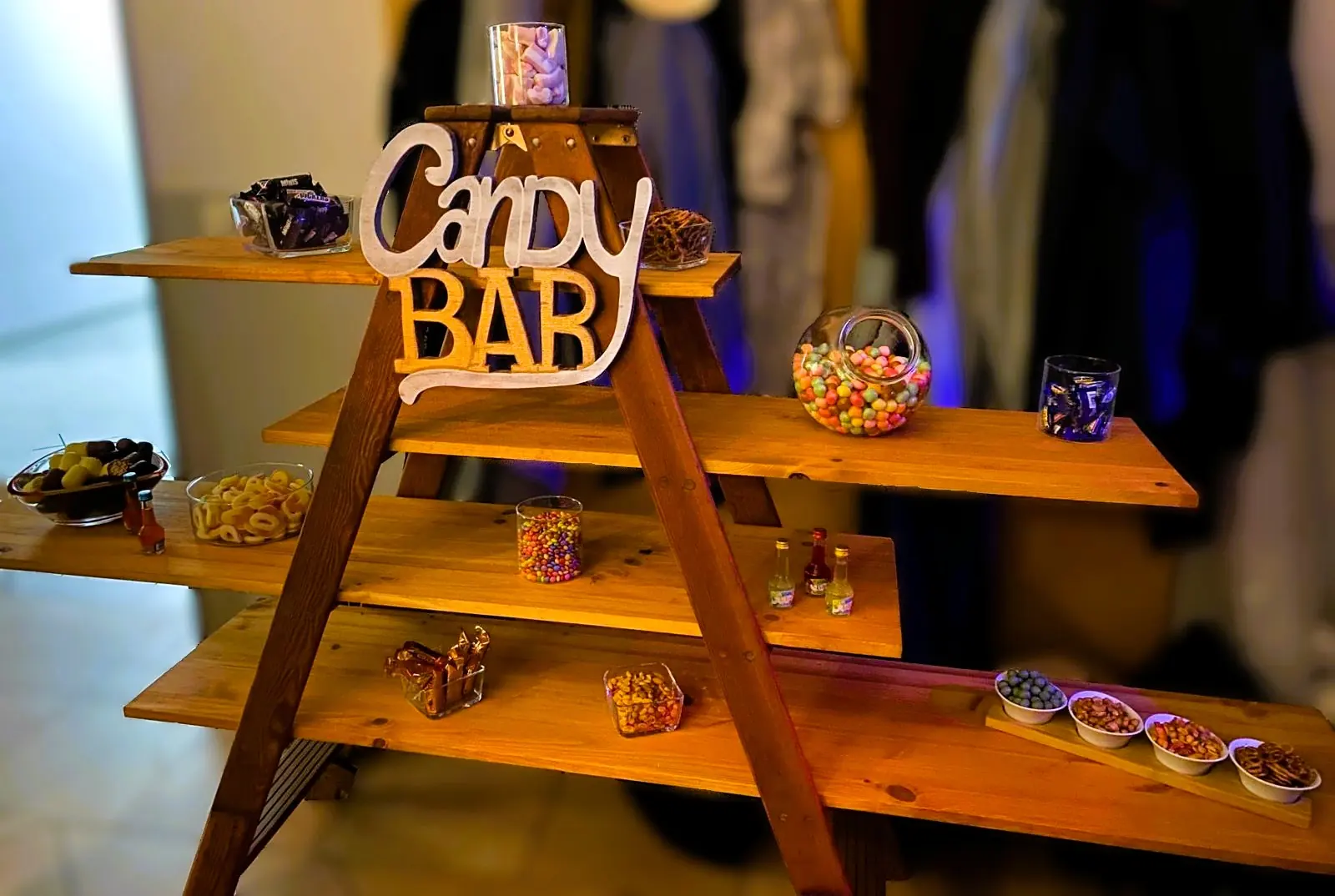 Candy Bar auf einer Holzleiter