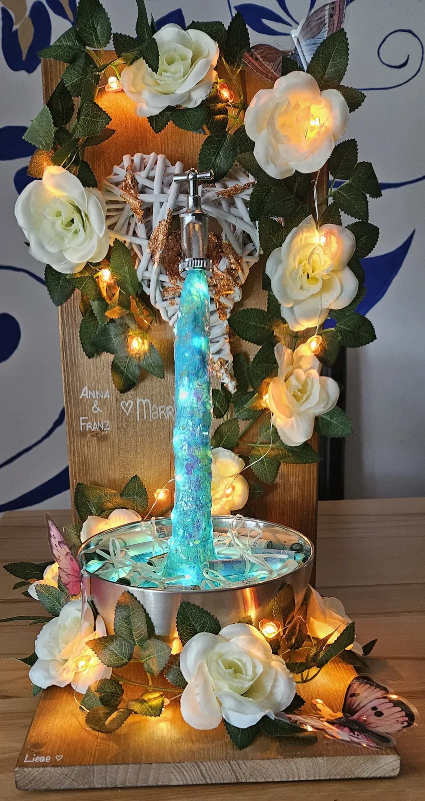 Beleuchteter Geldgeschenk-Brunnen mit Rosen und LED-Lichterkette als Hochzeitsgeschenk