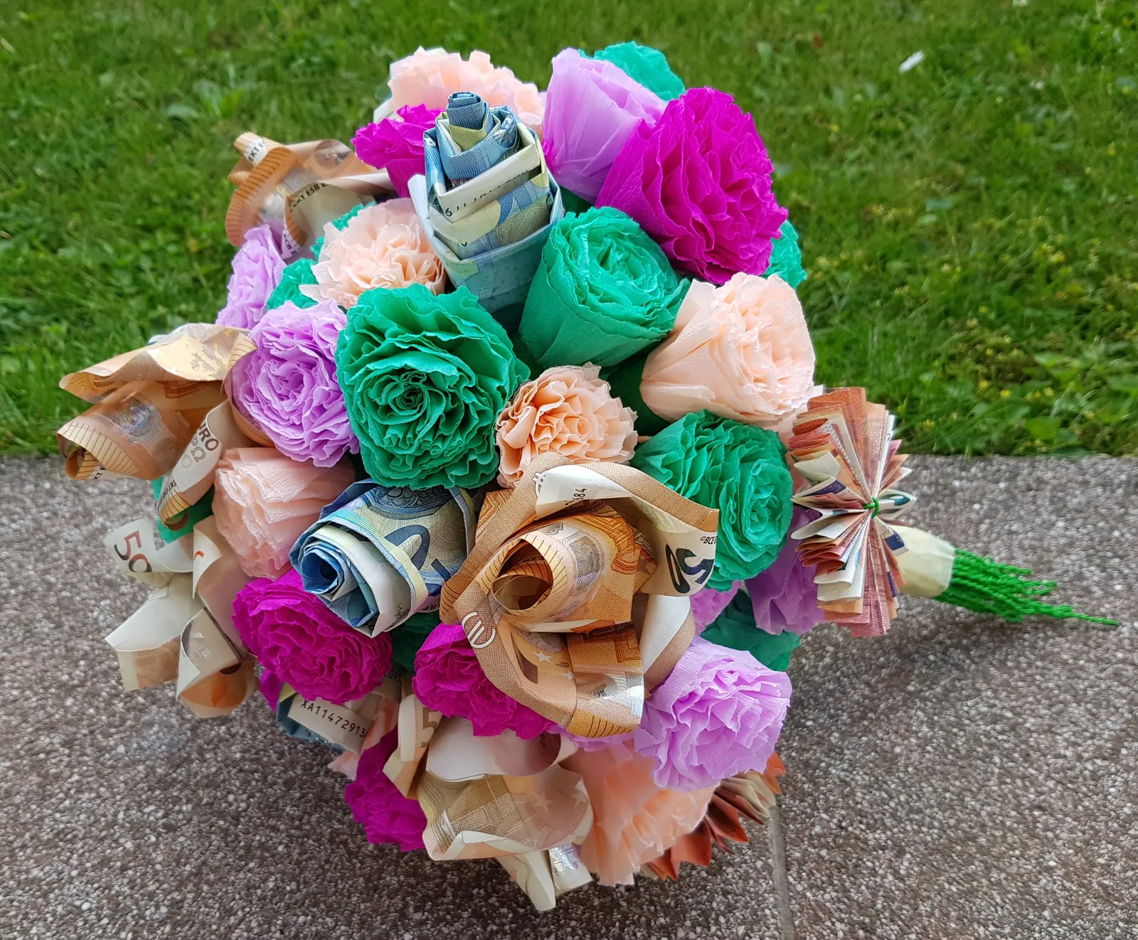 Bunter Geldstrauß aus gefalteten Geldscheinen und Papierblumen
