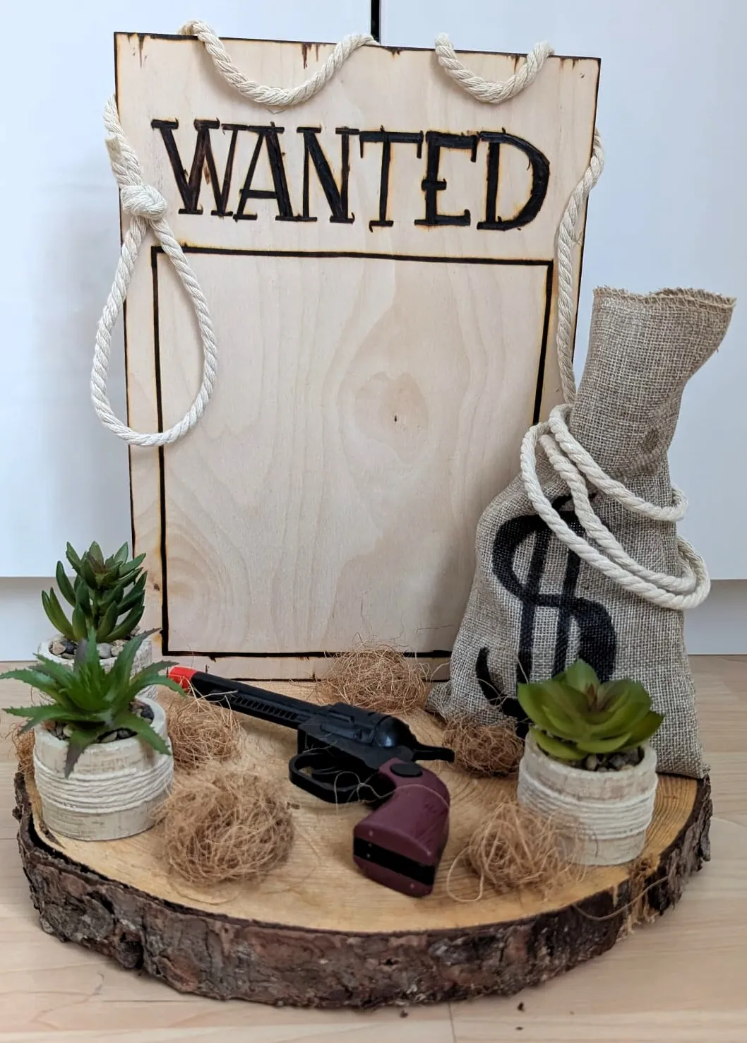 Western-Geschenktablett mit Wanted-Schild, Geldsäckchen und Spielzeugpistole