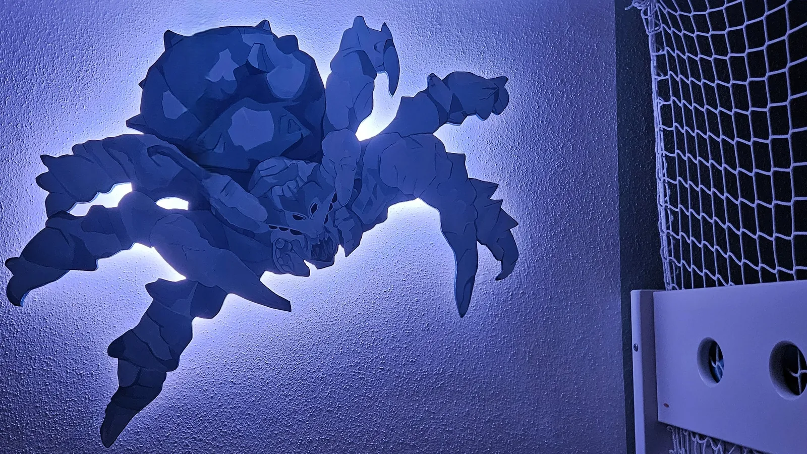 Beleuchtete Holzfigur einer Eisspinne mit blauem LED-Hintergrundlicht