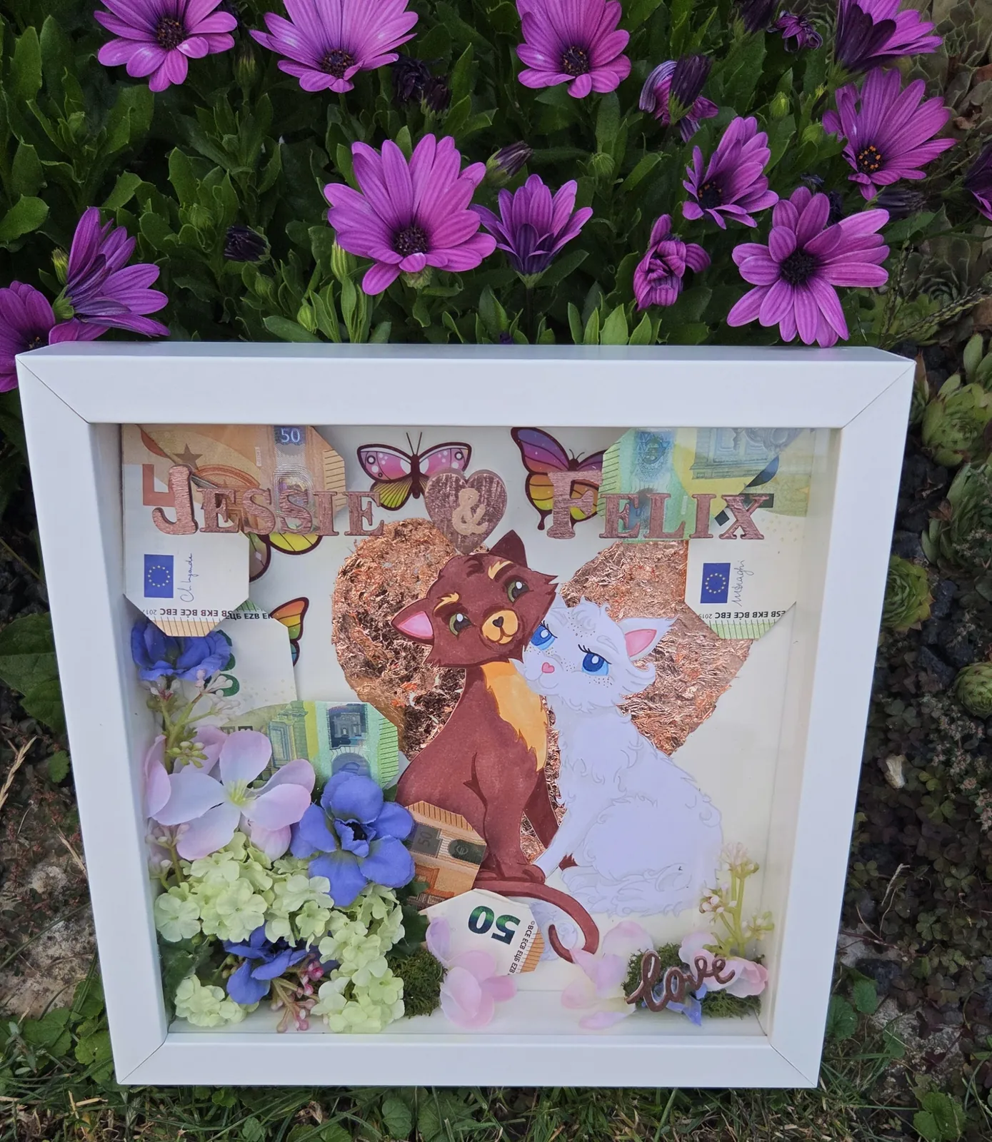 Gerahmtes Geldgeschenk zur Hochzeit mit Katzen-Illustration des Brautpaars