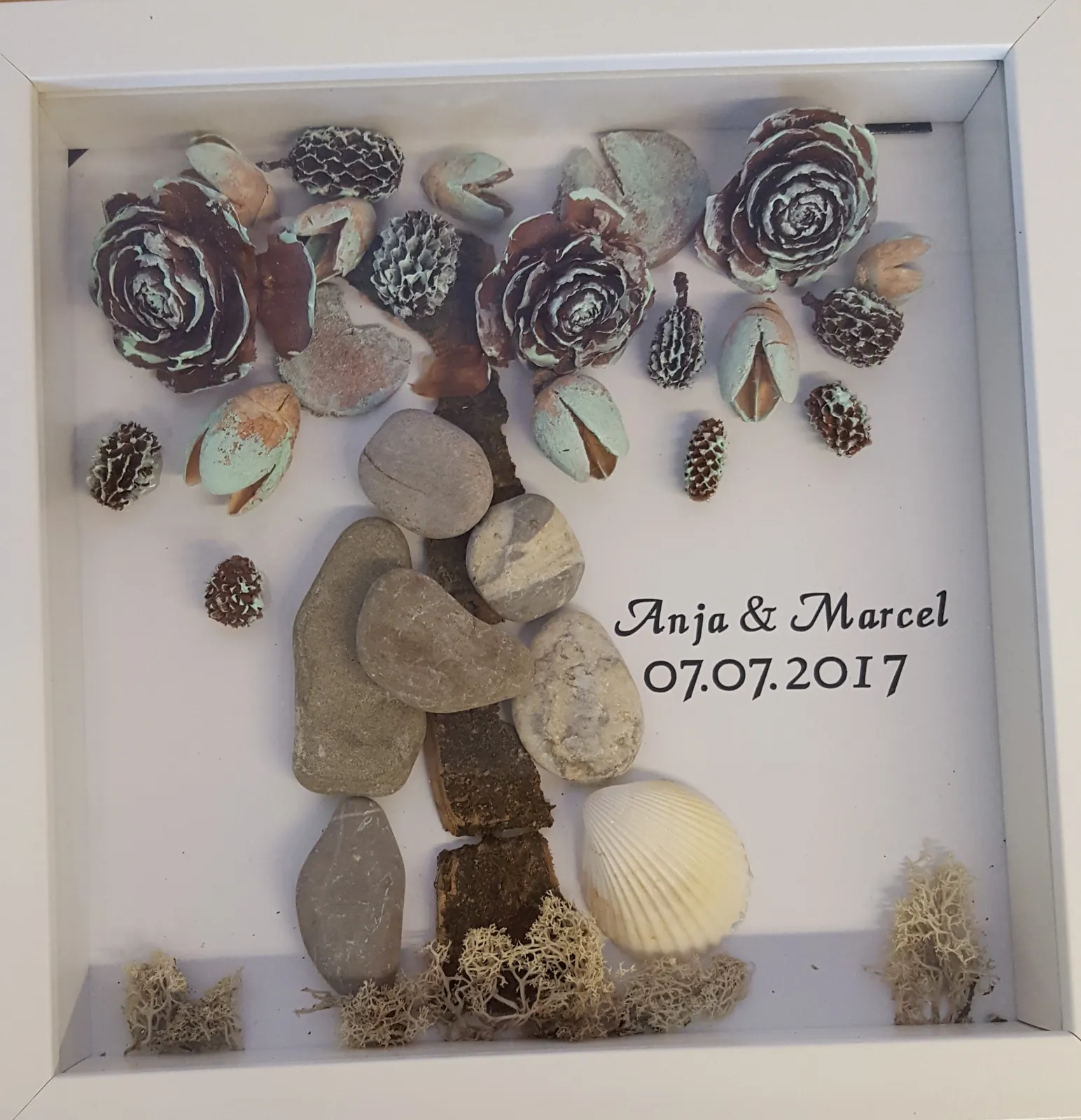 Gerahmtes Kieselstein-Bild mit Zapfenblüten zur Hochzeit von Anja und Marcel