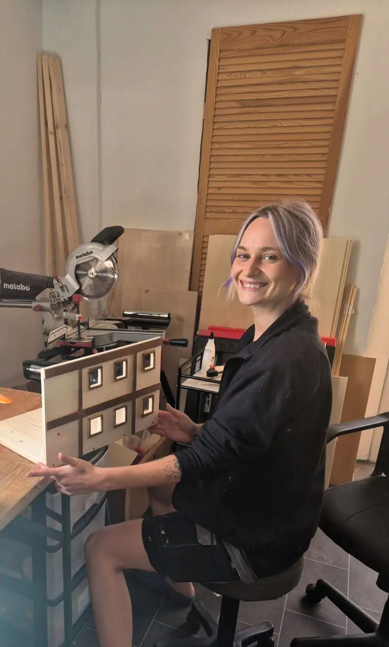 Nenna zeigt ein fertiges Kuvertbox-Haus für Geldgeschenke