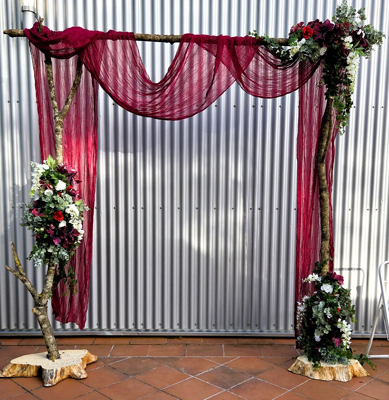 Traubogen in Burgunder mit Blumendeko