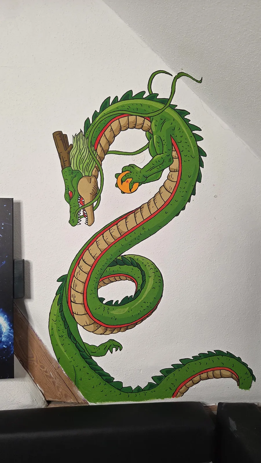Wandgemälde eines grünen Drachen im Comic-Stil an einer Treppenwand