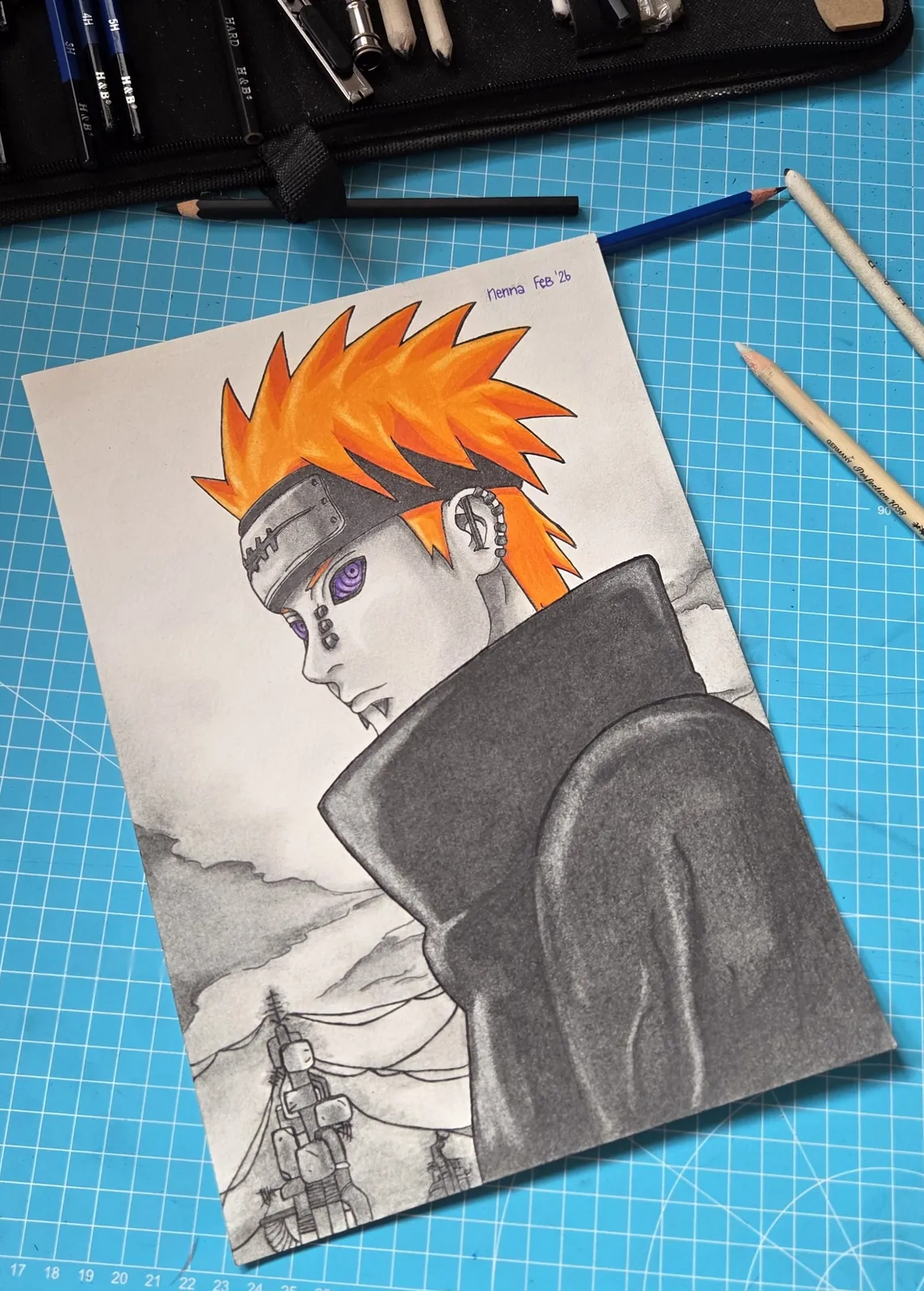 Buntstiftzeichnung eines Anime-Charakters mit orangefarbenen Haaren vor Bleistift-Hintergrund